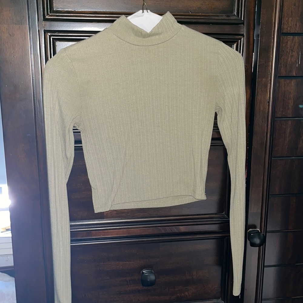 Long sleeve crop top